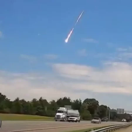 В небе над США заметили загадочный огненный шар