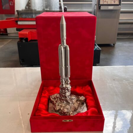 Сотрудники СПбГМТУ подарили Путину титановую модель ракеты «Ангара»