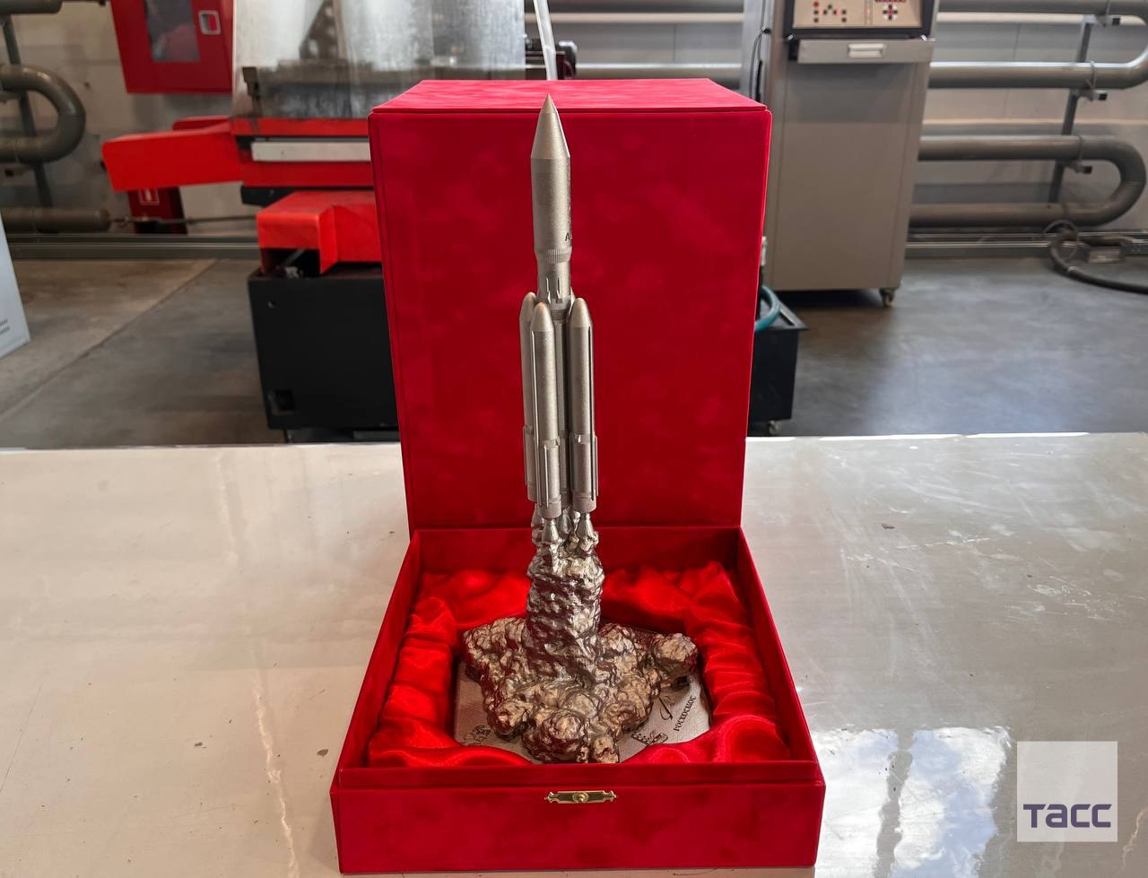 Preview Сотрудники СПбГМТУ подарили Путину титановую модель ракеты «Ангара»