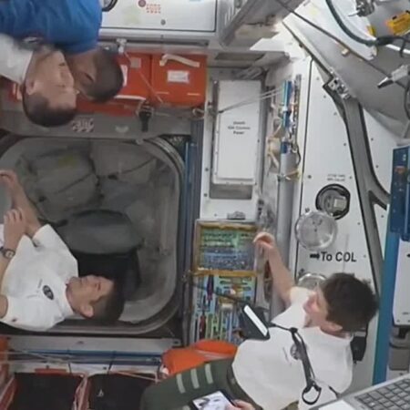 Олег Платонов провел видеосвязь с сослуживцами перед миссией на МКС