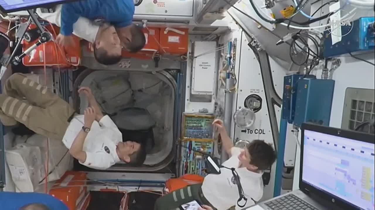 Preview Олег Платонов провел видеосвязь с сослуживцами перед миссией на МКС