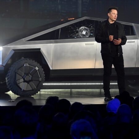 Илон Маск: Почему Tesla сосредоточится на беспилотниках, а не на новых авто в США