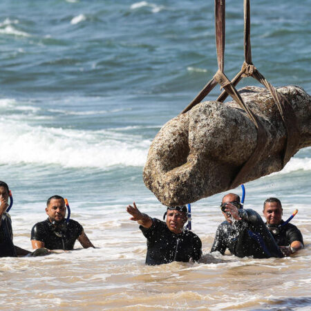 Затонувшие сокровища: Три древние статуи подняты у берегов Египта