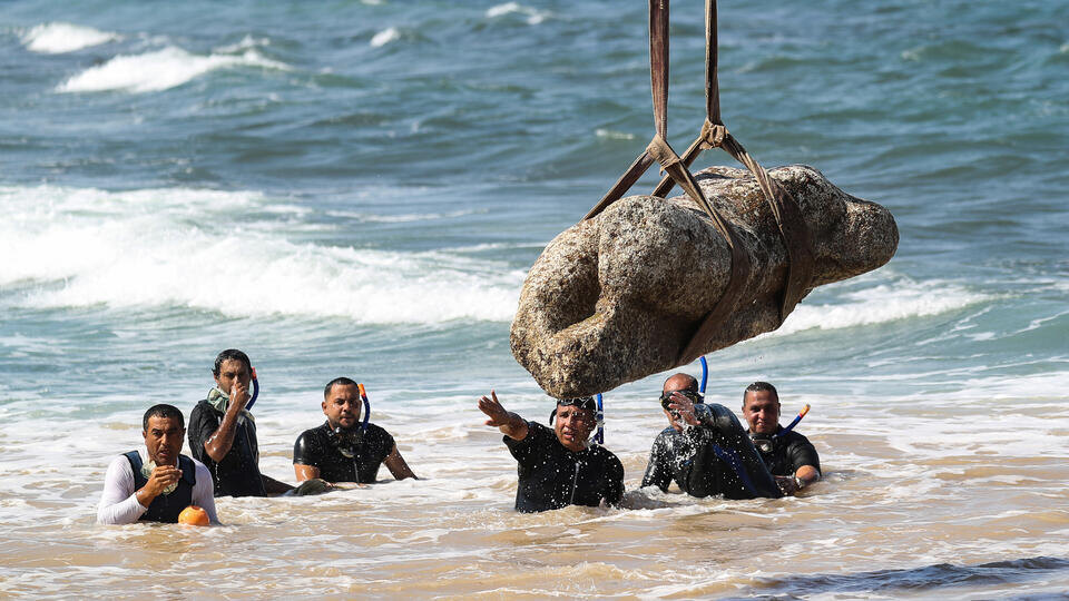 Preview Затонувшие сокровища: Три древние статуи подняты у берегов Египта