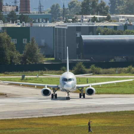 Импортозамещенный самолет SJ-100 успешно совершил первый полет