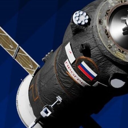 «Прогресс МС-32» доставил на МКС современный скафандр для выходов в открытый космос