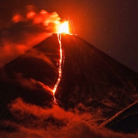 Вулкан Ключевской на Камчатке: Шлейф пепла достигает трех километров