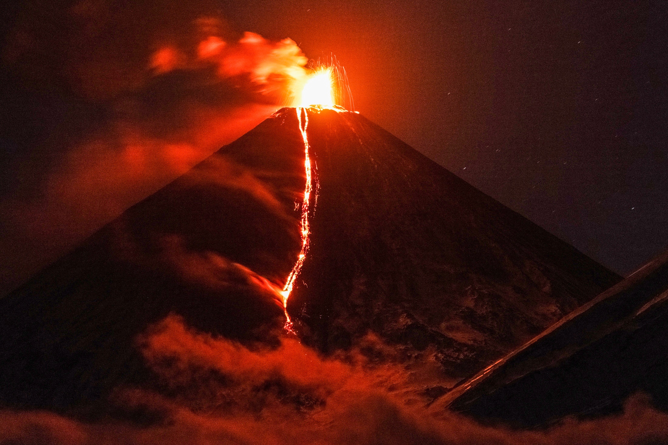 Preview Вулкан Ключевской на Камчатке: Шлейф пепла достигает трех километров