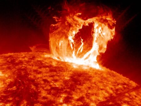 Крупное извержение на Солнце: Протуберанец успешно отделился