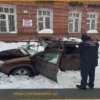 Автомобиль с водителем раздавлен снежной глыбой с крыши в Соликамске