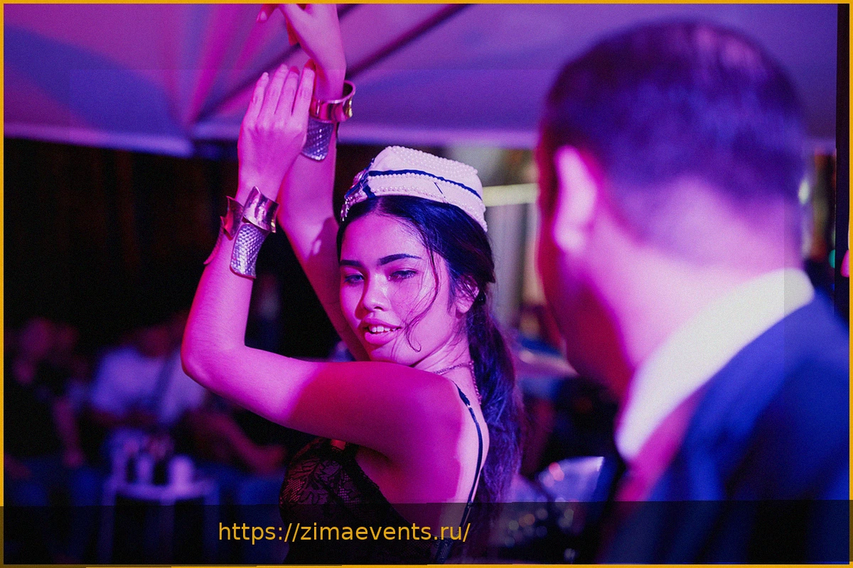 Preview Необычные похороны в Таиланде: танцующие девушки исполнили последнюю волю усопшего