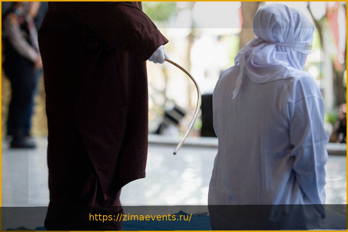 Preview Публичное наказание в Ачехе: пара получила по сто ударов палками за внебрачную связь